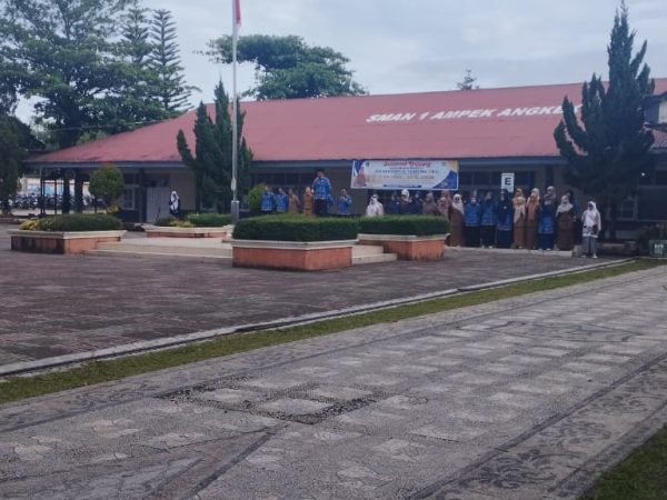 Camat Ampek Angkek Bertindak sebagai Pembina Upacara di SMA Negeri 1 Ampek Angkek