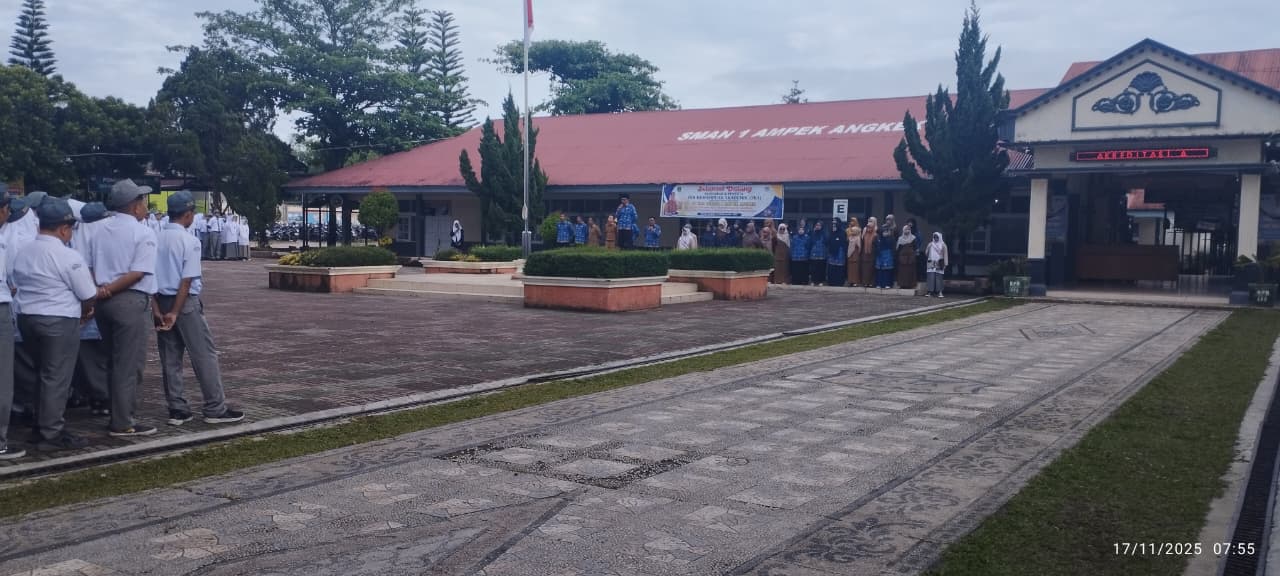 Camat Ampek Angkek Bertindak sebagai Pembina Upacara di SMA Negeri 1 Ampek Angkek