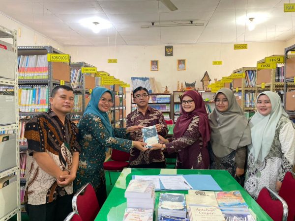Tim Literasi serahkan Buku Antologi Cerpen siswa ke Perpustakaan SMA Negeri 1 Ampek Angkek