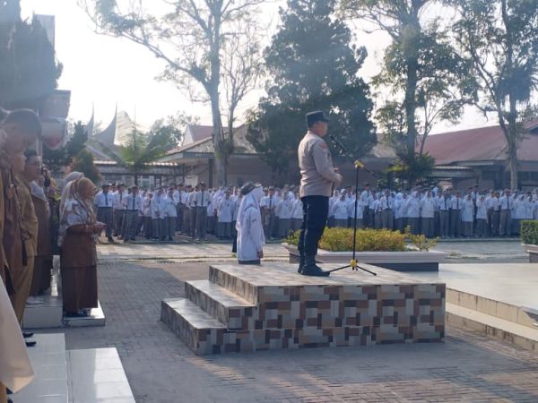 Polsek Ampek Angkek Canduang Bertindak sebagai Pembina Upacara di SMA Negeri 1 Ampek Angkek