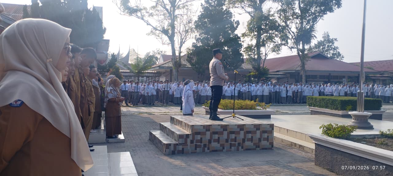 Polsek Ampek Angkek Canduang Bertindak sebagai Pembina Upacara di SMA Negeri 1 Ampek Angkek Polsek Ampek Angkek Canduang Bertindak sebagai Pembina Upacara di SMA Negeri 1 Ampek Angkek
